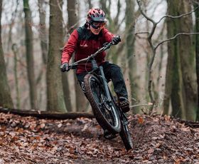 ein enduro mountainbiker fährt durch eine kurve