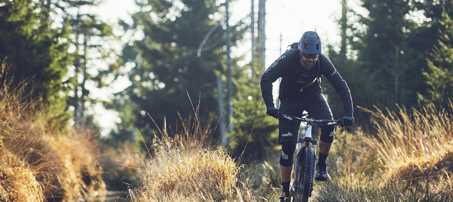 mountainbiker fährt entlang eines wassergrabens