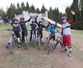 eine kindergruppe im bikepark im harz