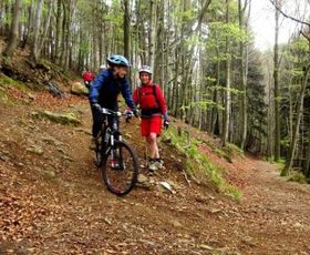 eine trainerin vermittelt einer teilnehmerin die mtb kurventechnik