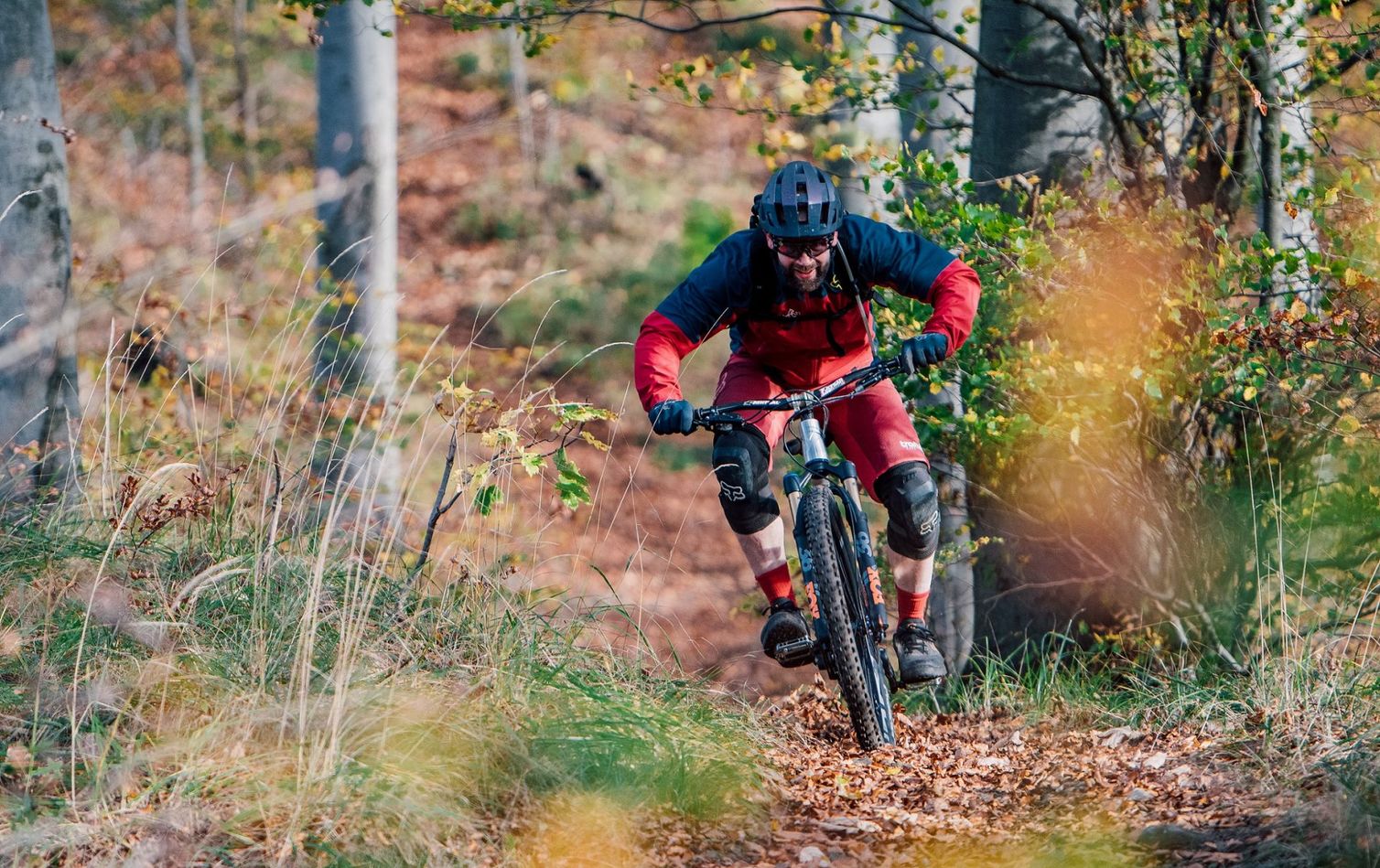 ein mountainbiker fährt sportlich auf dem trail
