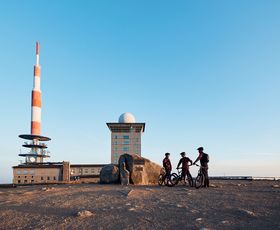 eine gruppe mountainbiker auf dem brocken