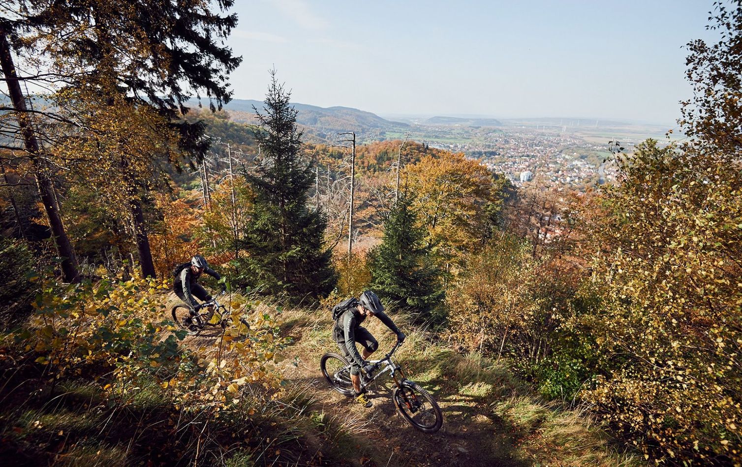 zwei mountainbiker auf einem trail in bad harzburg