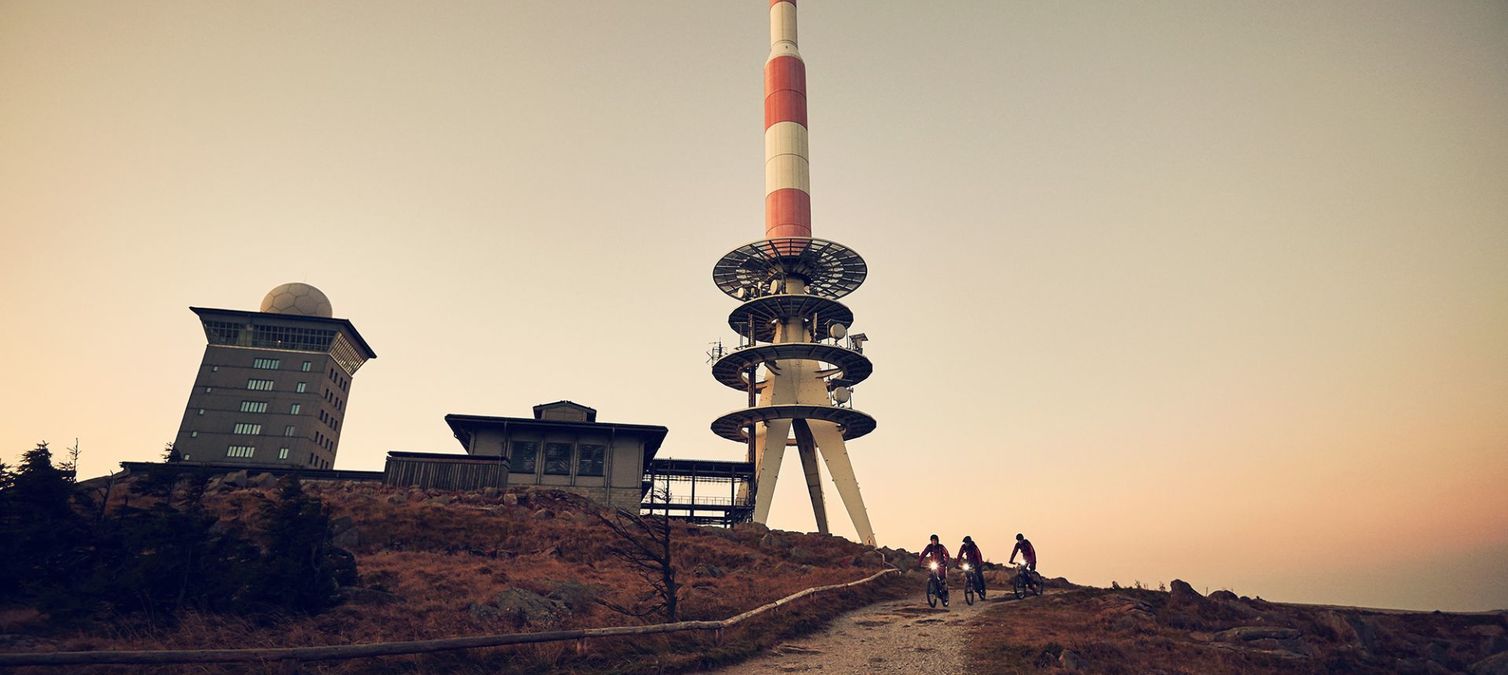 mountainbiker fahren vom brocken herunter