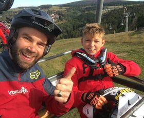 zwei mountainbiker im sessellift in sankt andreasberg