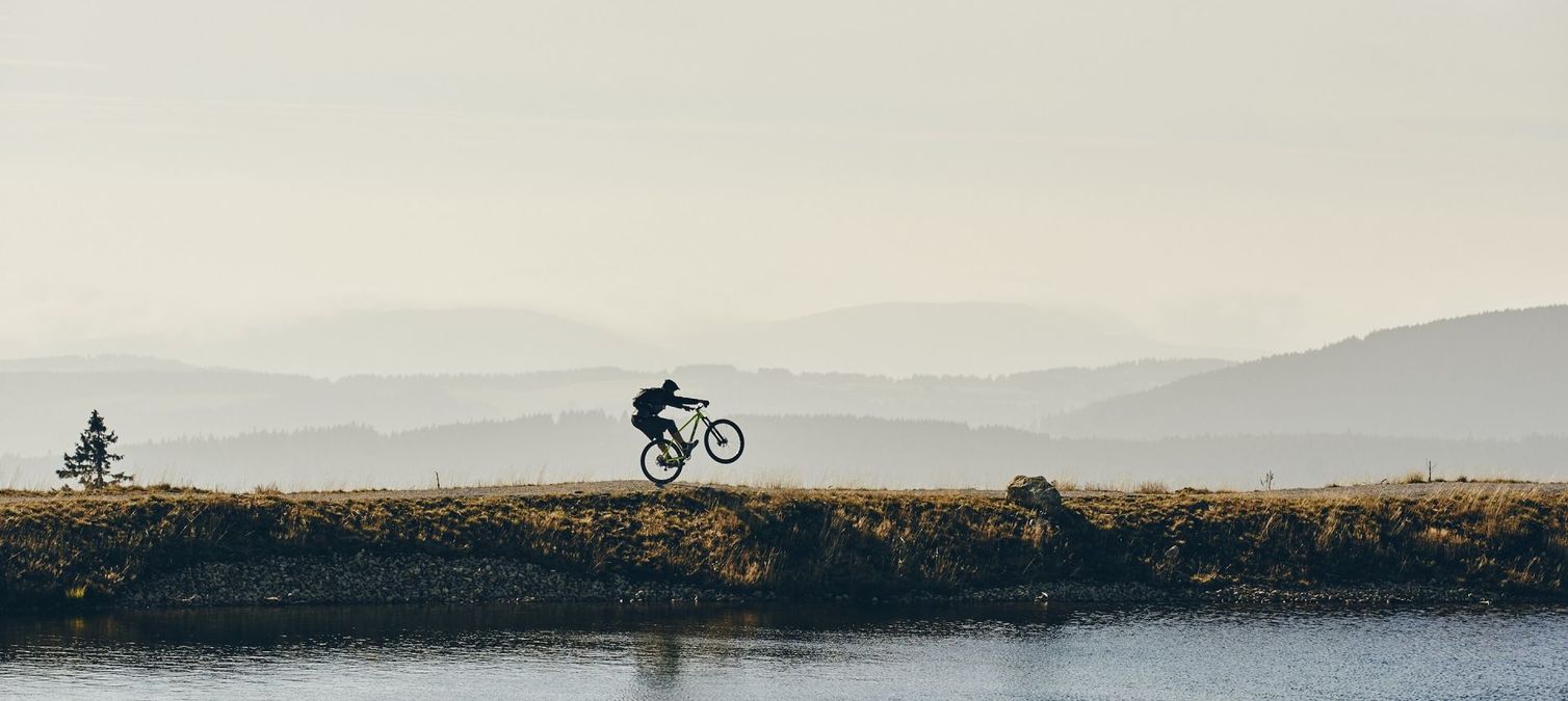 mountainbiker silouette auf dem wurmberg gipfel