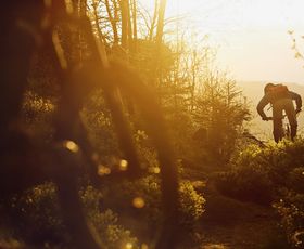 zwei mountainbiker fahren in den sonnenuntergang