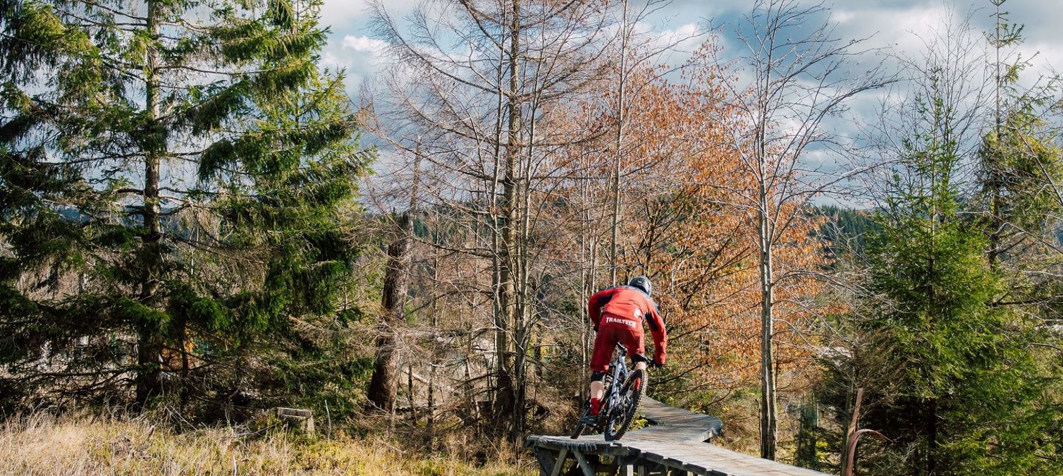 mountainbiker fährt auf north shore trail im bikepark