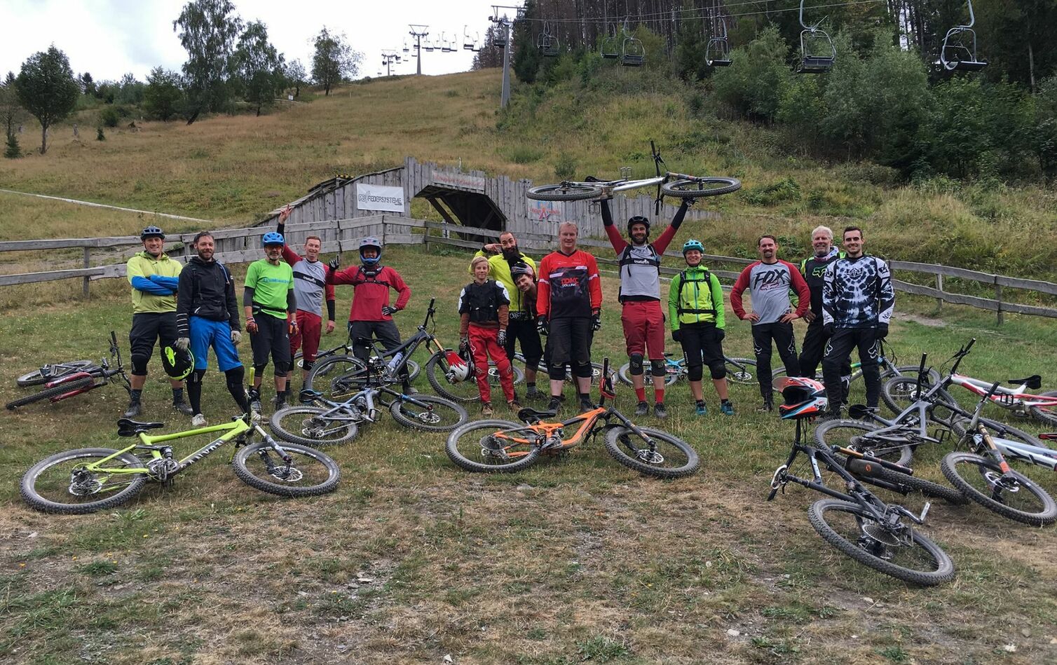 eine mountainbike gruppe im bikeapark
