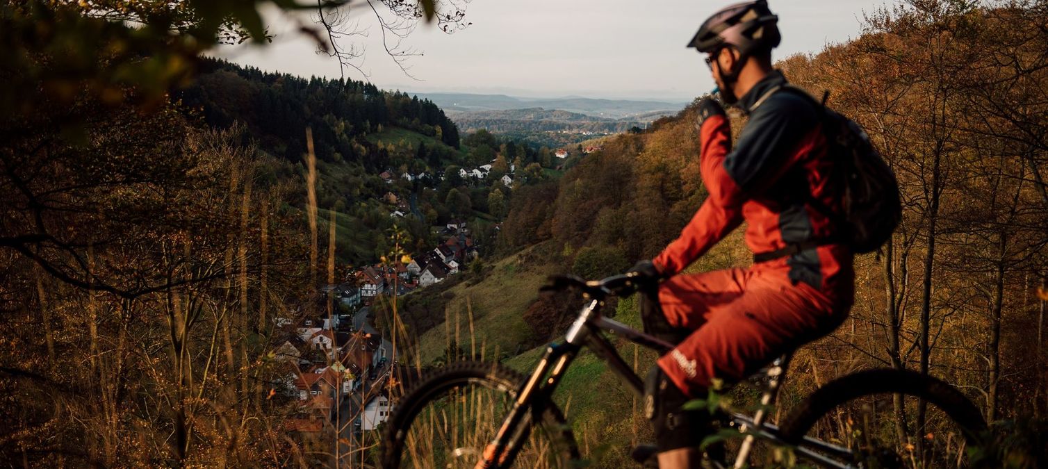 ein mountainbiker blickt ins tal nach lerbach