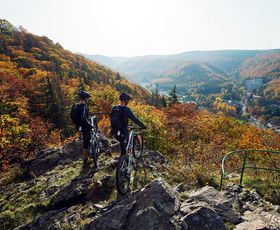 zwei mountainbiker blicken auf die stadt bad harzburg