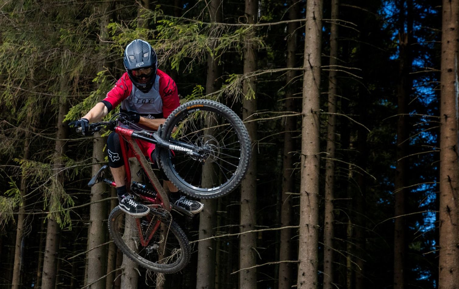 ein mountainbiker auf der jumpline im bikepark