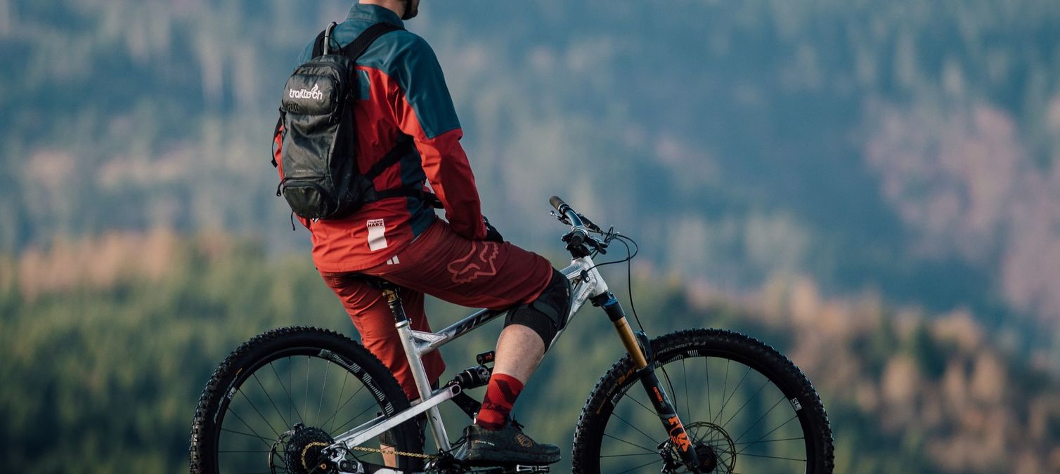 ein mountainbiker blickt ins tal