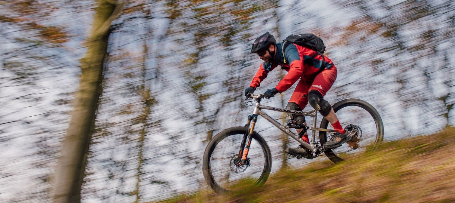 mountainbiker fährt steilen trail
