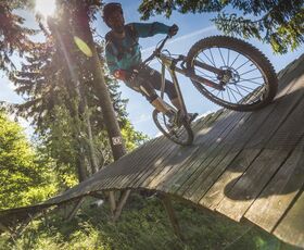 ein mountainbiker in der steilkurve im bikepark