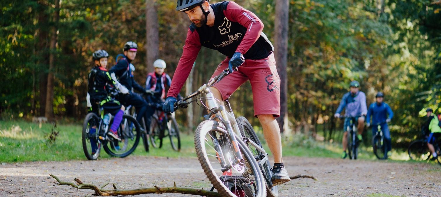 mtb fahrtechnik trainer demonstriert kurventechnik