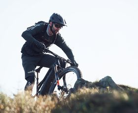 mountainbiker mit emtb fährt einen felsigen trail im harz