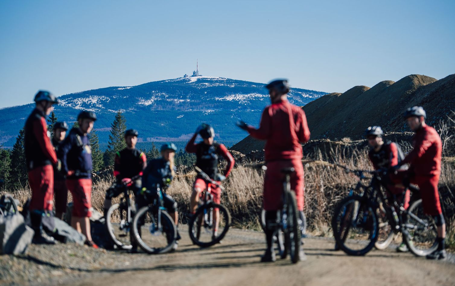 eine gruppe mountainbiker trainiert die fahrtechnik