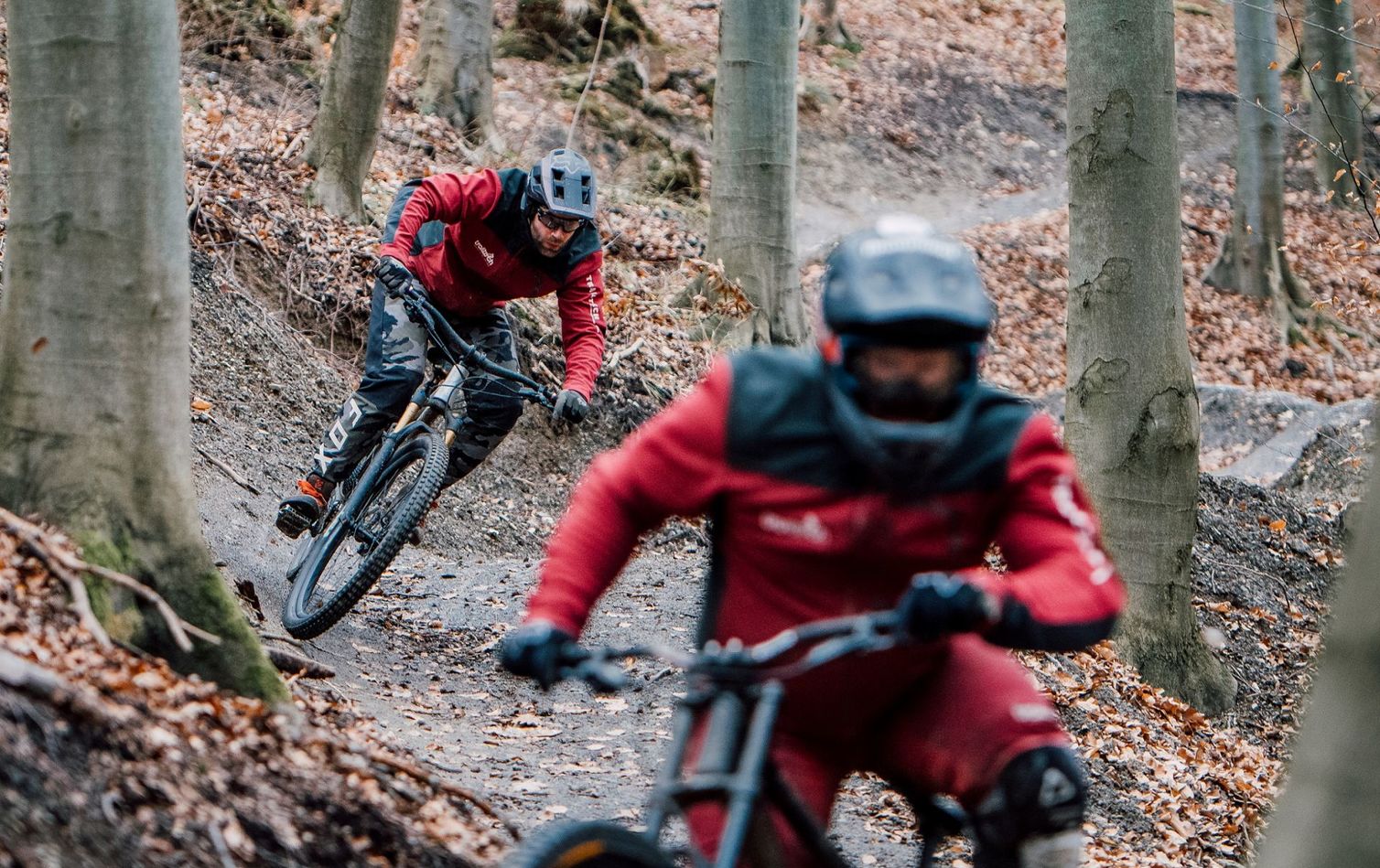 zwei mountainbiker auf einem flowtrail
