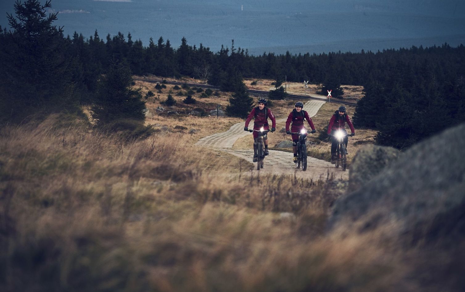 drei mountainbiker fahren hinauf zum brocken