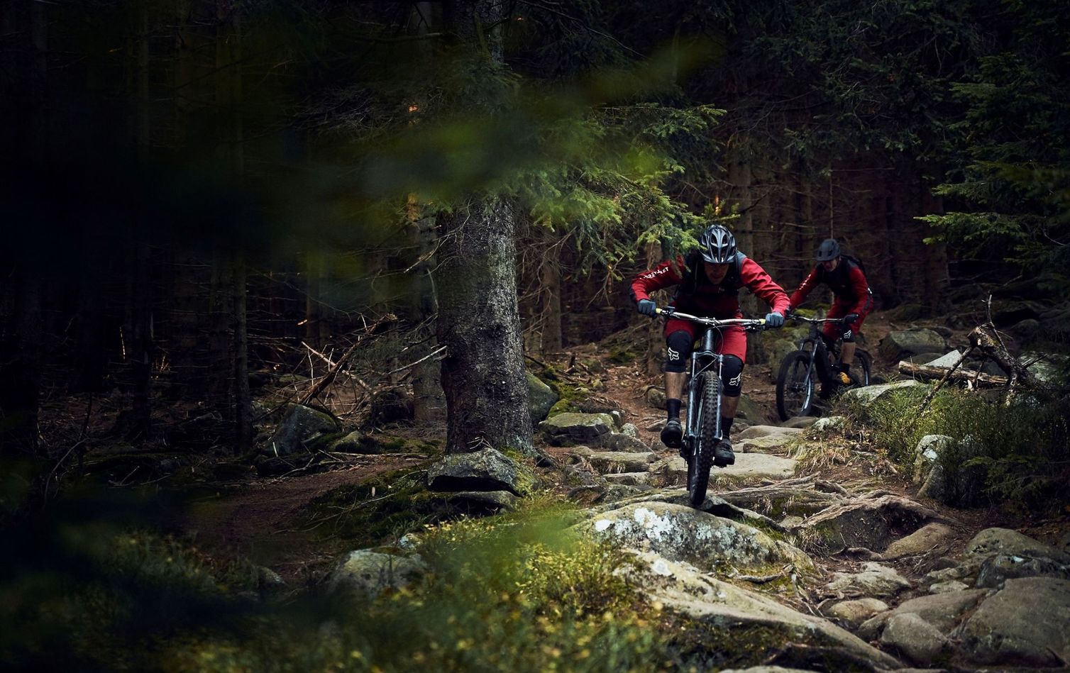 zwei mountainbiker fahren einen anspruchsvollen trail