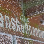 Frost auf dem Schild der Baude