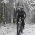 Abfahrt auf verschneitem Trail