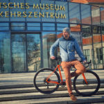 ebike trainer posiert vor museeum
