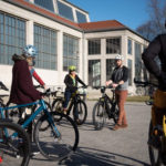 ebike trainer demonstriert vor schülern