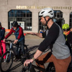 der trainer erklärt eine fahrtechnik
