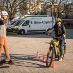 schüler fährt engen parcours