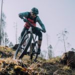 mountainbiker fährt im wald