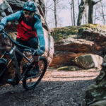 mountainbiker fährt eine kurve
