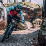 mountainbiker fährt eine enge kurve