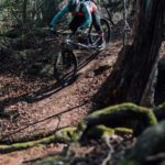 mountainbiker fährt steilstück