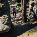 mountainbike fahrt durch die felsen