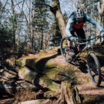 mountainbiker fährt an schmaler kante