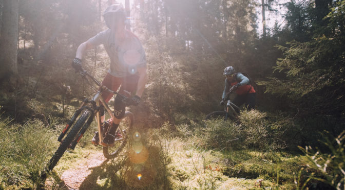 zwei mountainbiker fahren trail