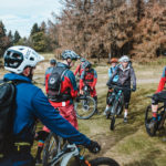 mountainbike gruppe steht auf platz