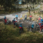 mountainbike gruppe von oben betrachtet