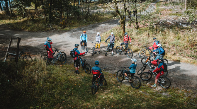 mountainbike gruppe von oben betrachtet