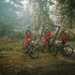 drei biker stehen vor Baum