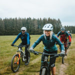 mountainbike gruppe fährt trail