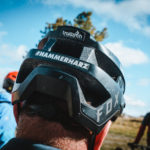 helm eines mountainbikers von hinten