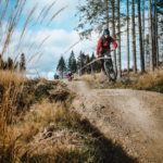 mountainbiker springt einen table