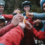 die guides stoßen mit feuerstein an
