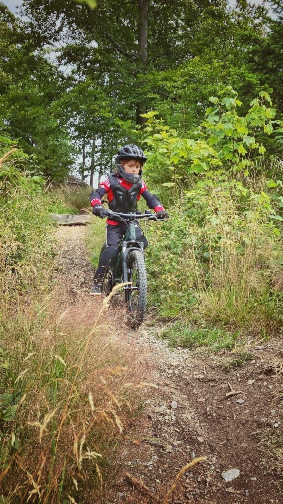 Kind auf dem Kids-Trail harz.