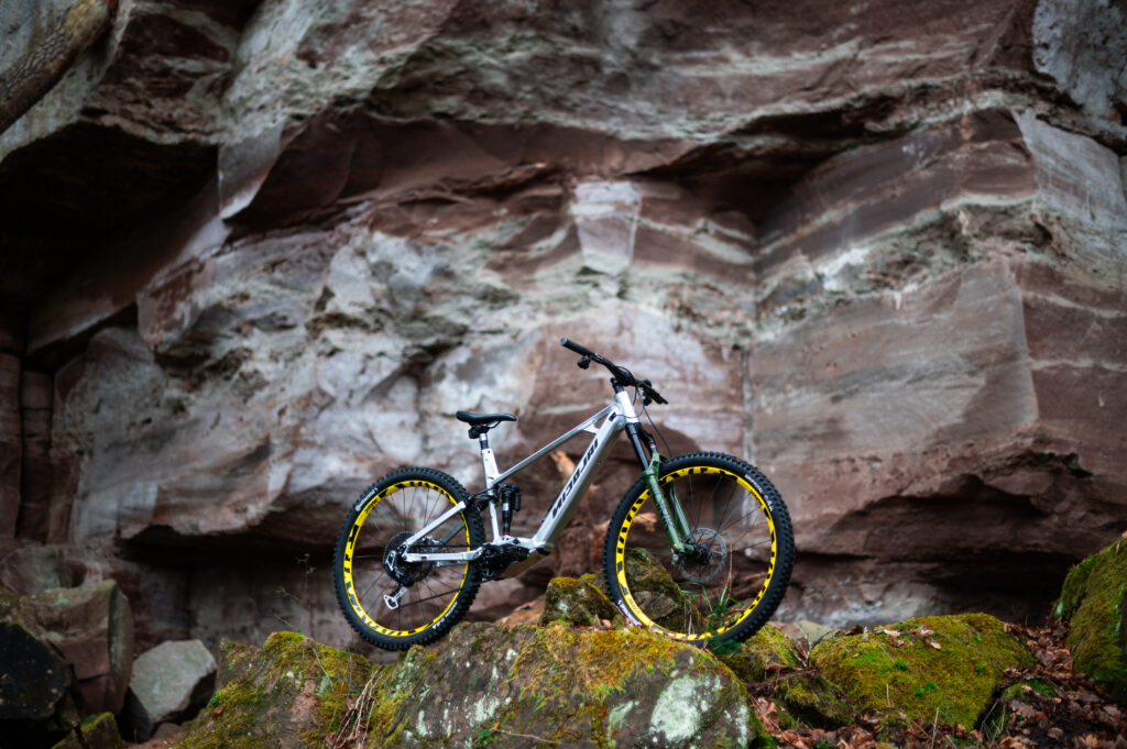 Mountainbike auf Felsen