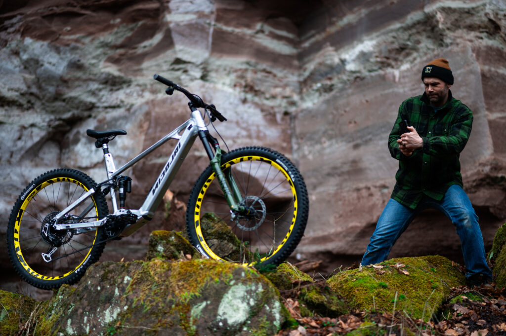 Mountainbike auf großem Stein